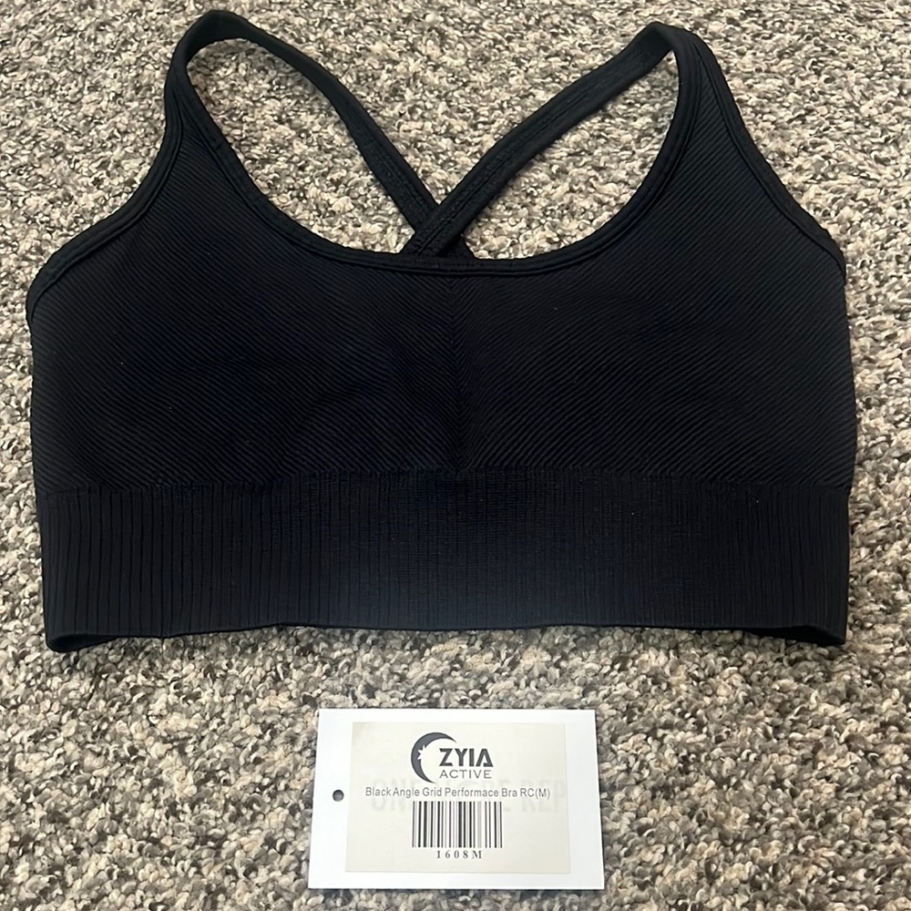 Zyia black work out set size medium.  Fits size 6-8 compressive